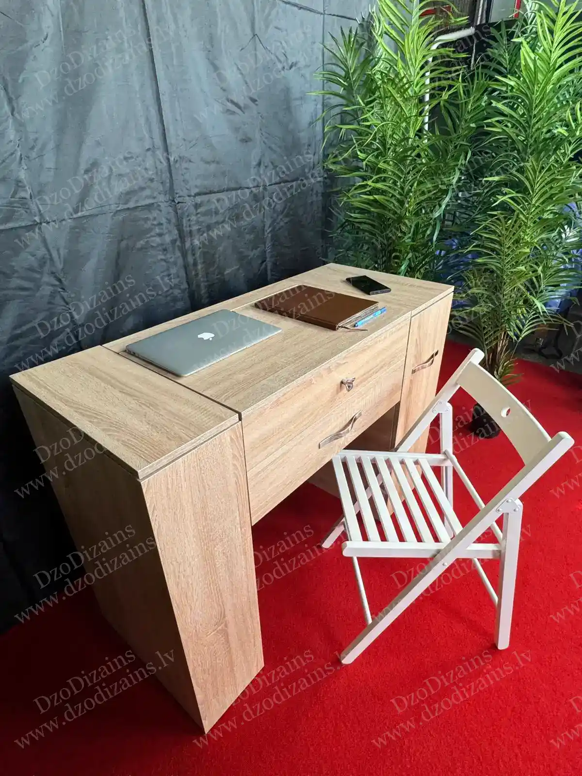 Туалетный столик с деревянной отделкой и ящиками