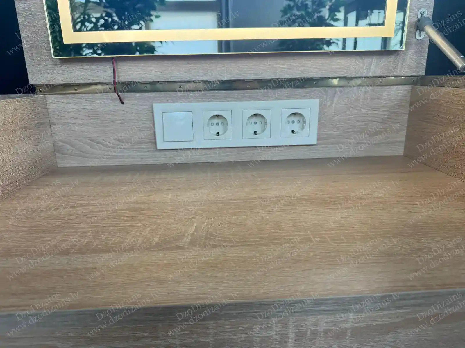 Туалетный столик по заказу с деревянным фасадом и белым стулом