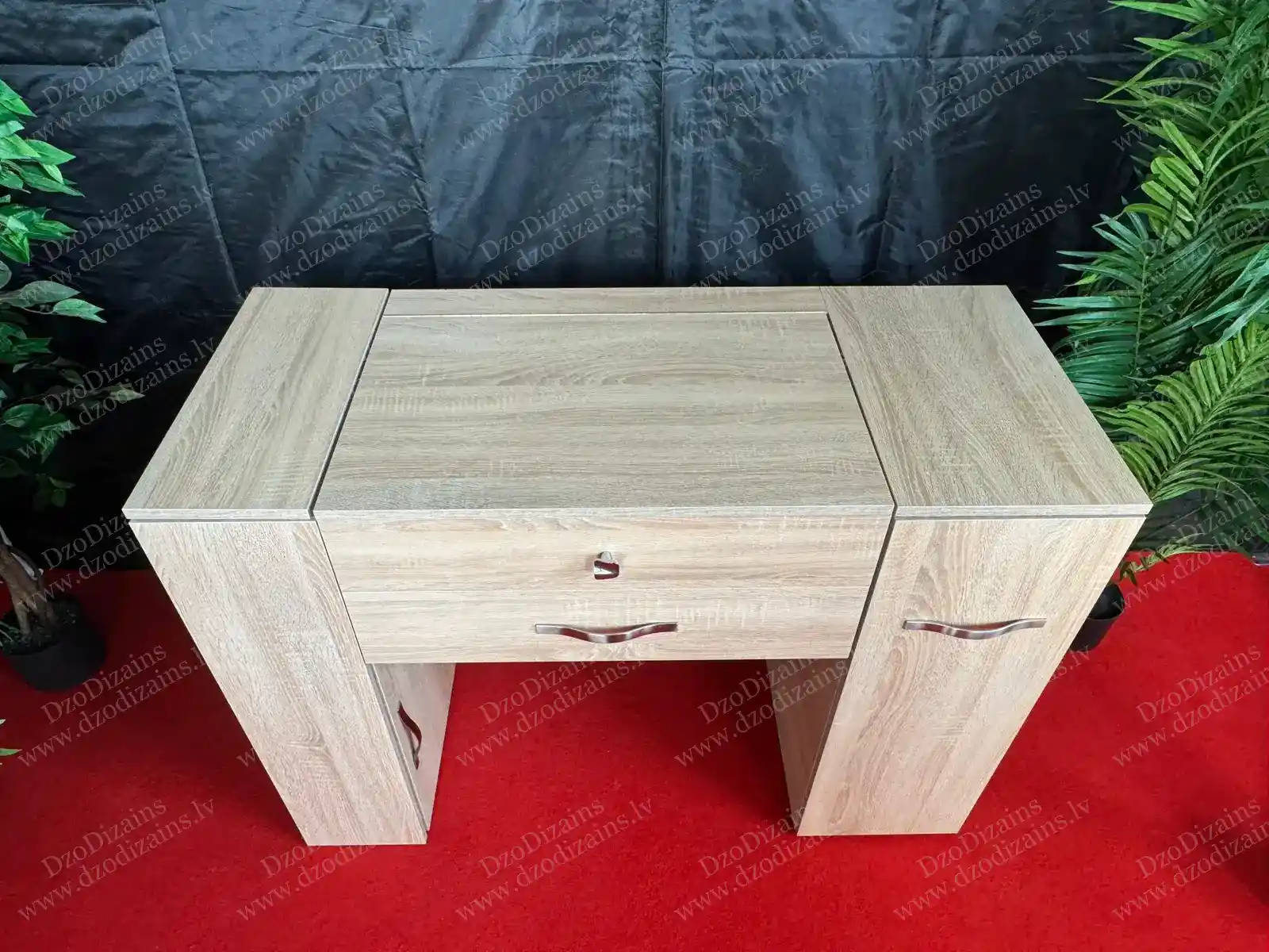 Стильный косметический столик с блоком ящиков и деревянной столешницей