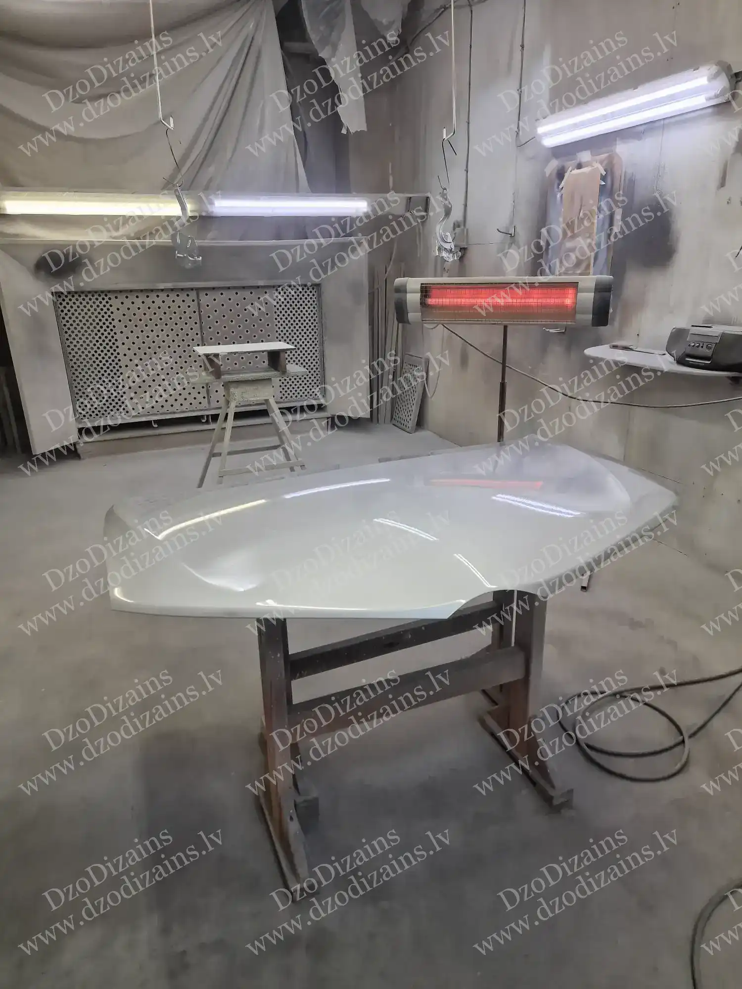 Камера порошковой покраски с большой белой деталью на подготовке