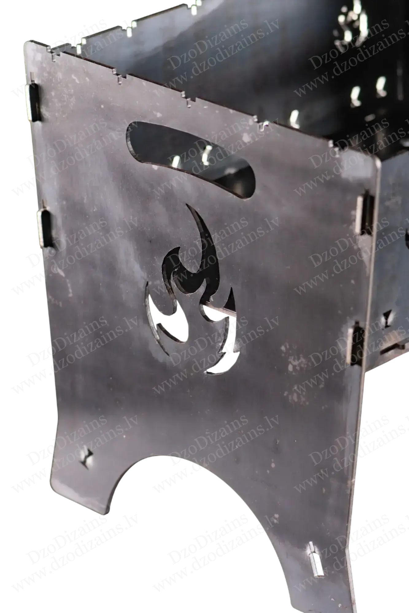 Компактный металлический мангал с перфорацией и удобной складной конструкцией