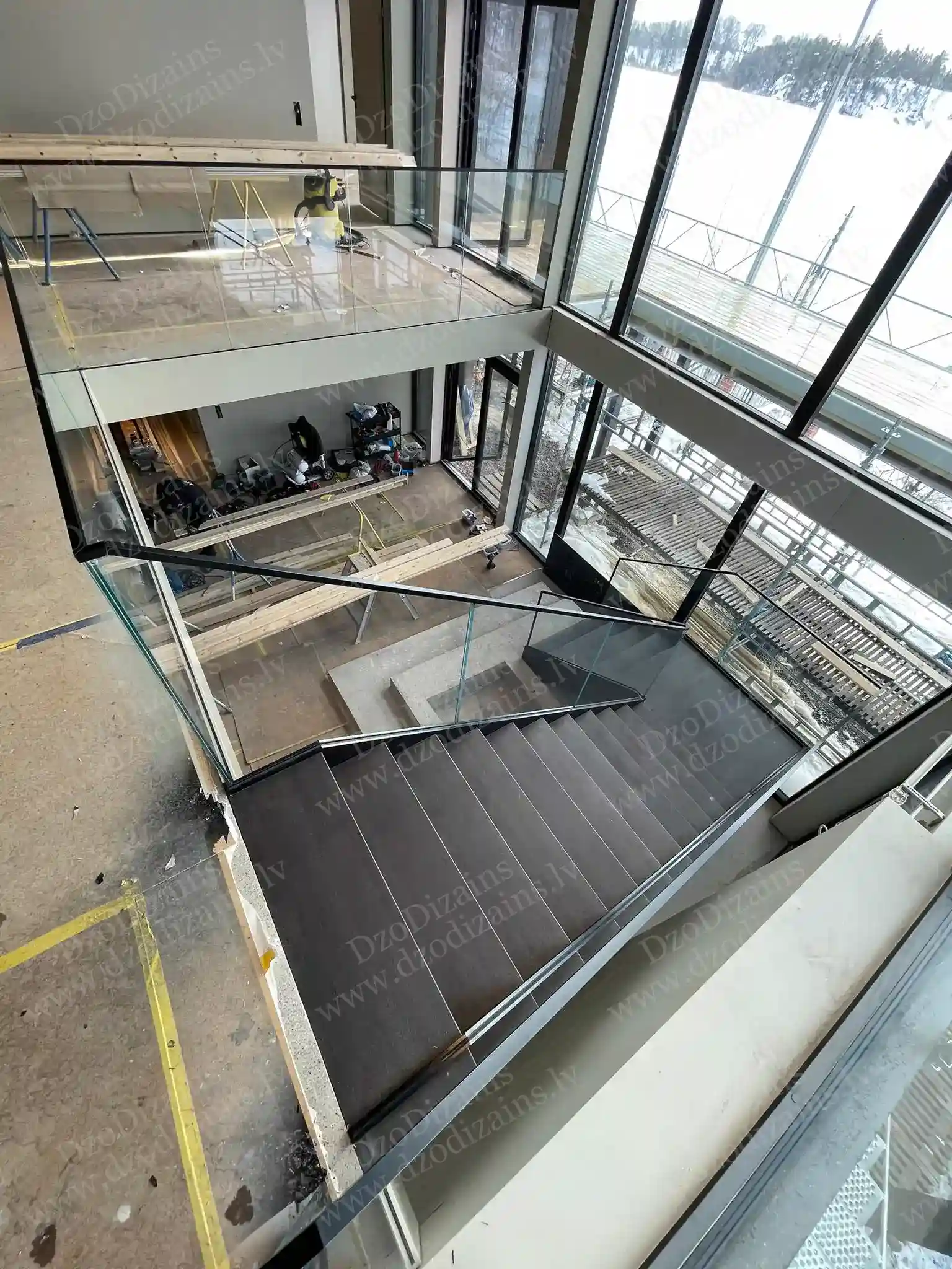 Современная Г-образная лестница с деревянной отделкой и минималистичными металлическими перилами