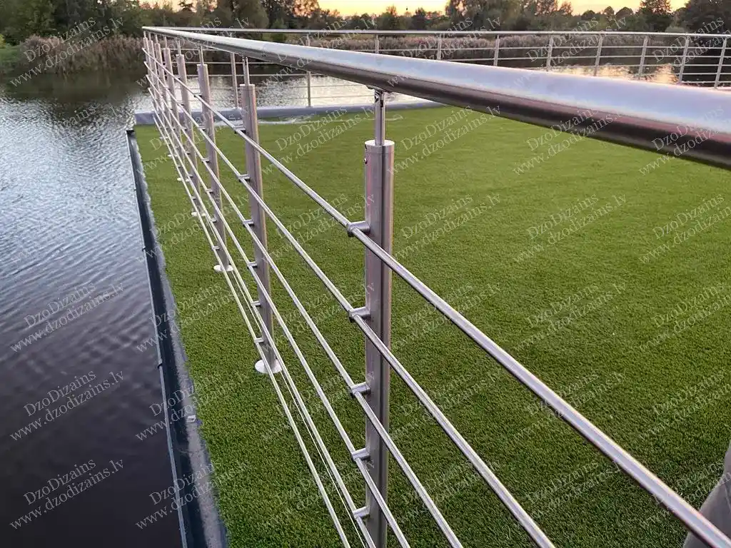 Элегантные перила из нержавеющей стали у лестницы и террасы