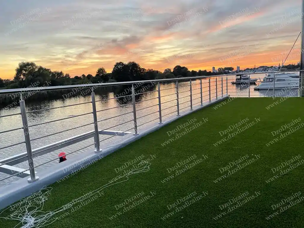 Перила из нержавеющей стали с горизонтальными прутьями