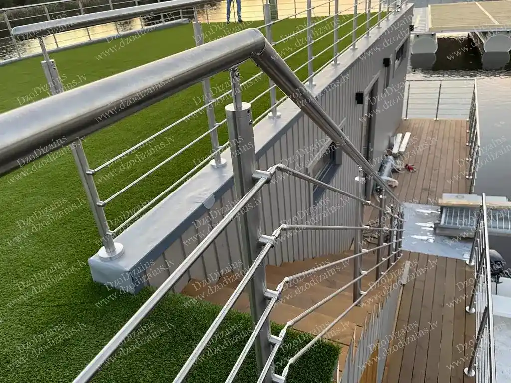 Перила из нержавеющей стали с современным дизайном на открытой террасе