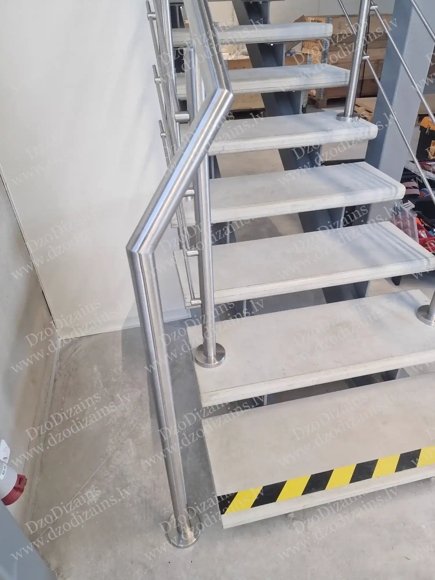 Дизайнерская прямая бетонная лестница с глянцевыми металлическими перилами