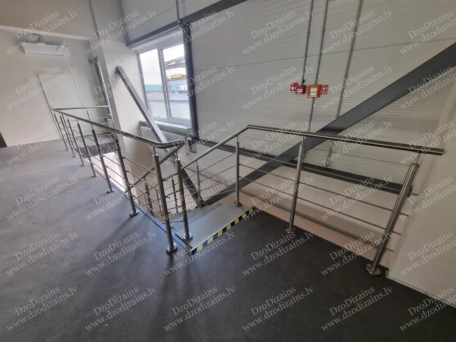 Внутренняя прямая бетонная лестница с поручнями из нержавеющей стали