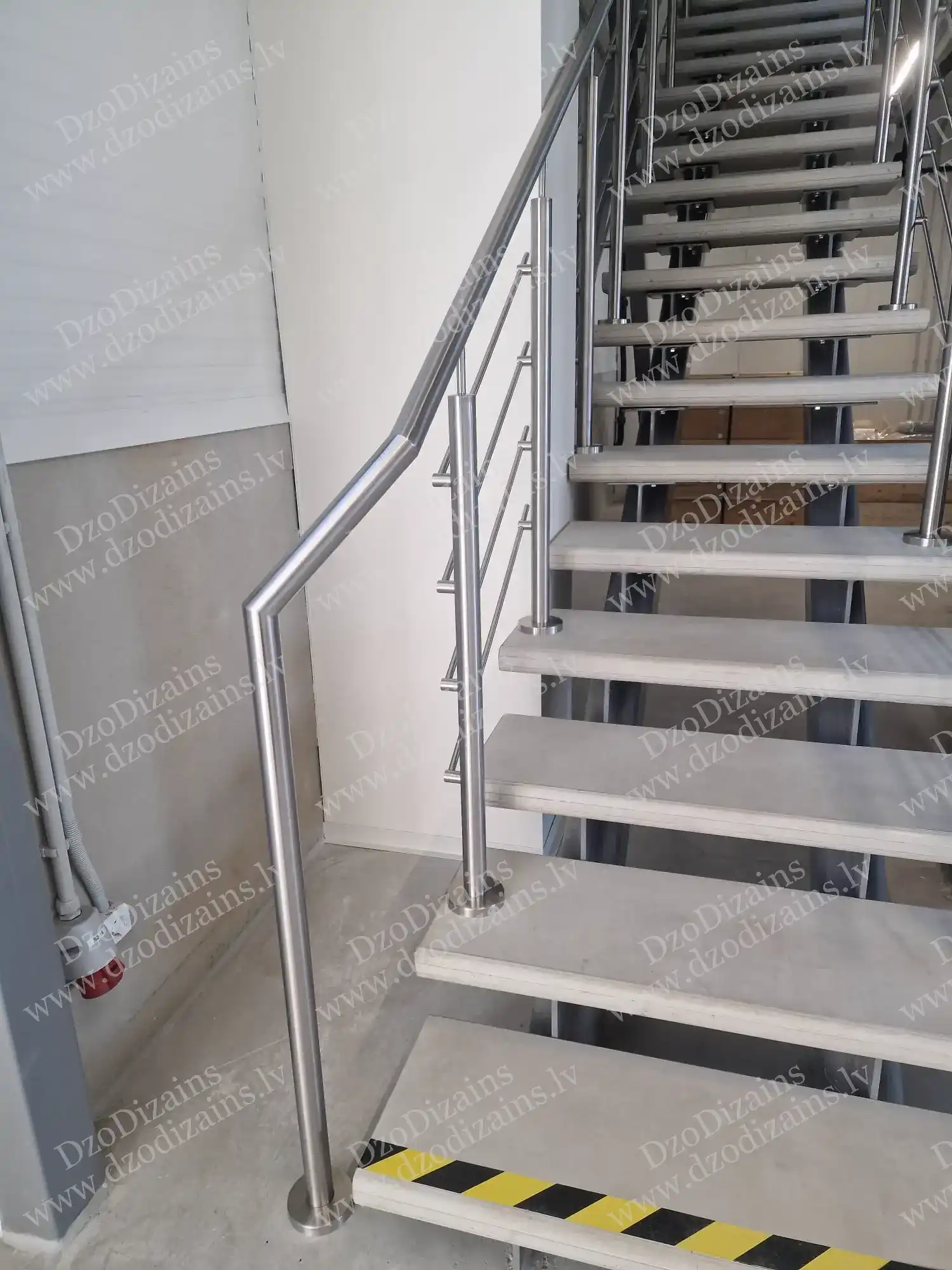 Современная прямая лестница с бетонными ступенями и системой перил из нержавеющей стали