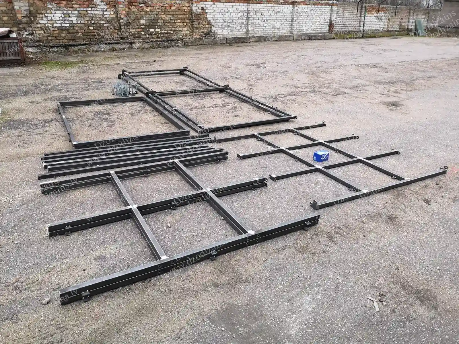 Чёрный металлический каркас навеса с кровельным профилем и основанием