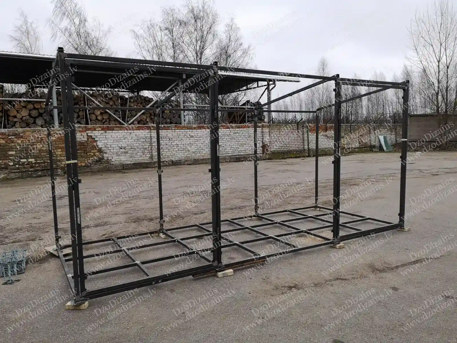 Металлический каркас навеса с чёрной профильной конструкцией