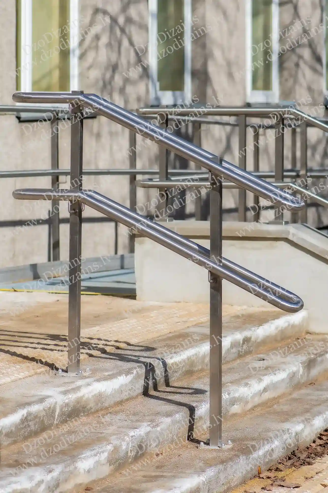 Практичный пандус с решётчатым полом и прочными металлическими перилами