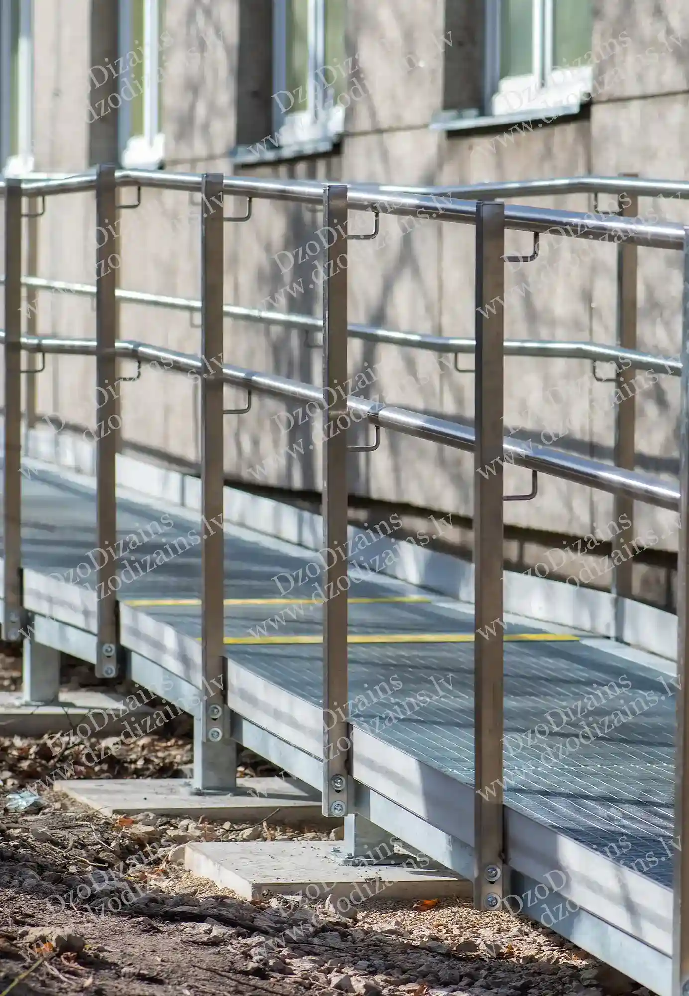 Пандус для маломобильных граждан с уклоном и поручнями из нержавеющей стали