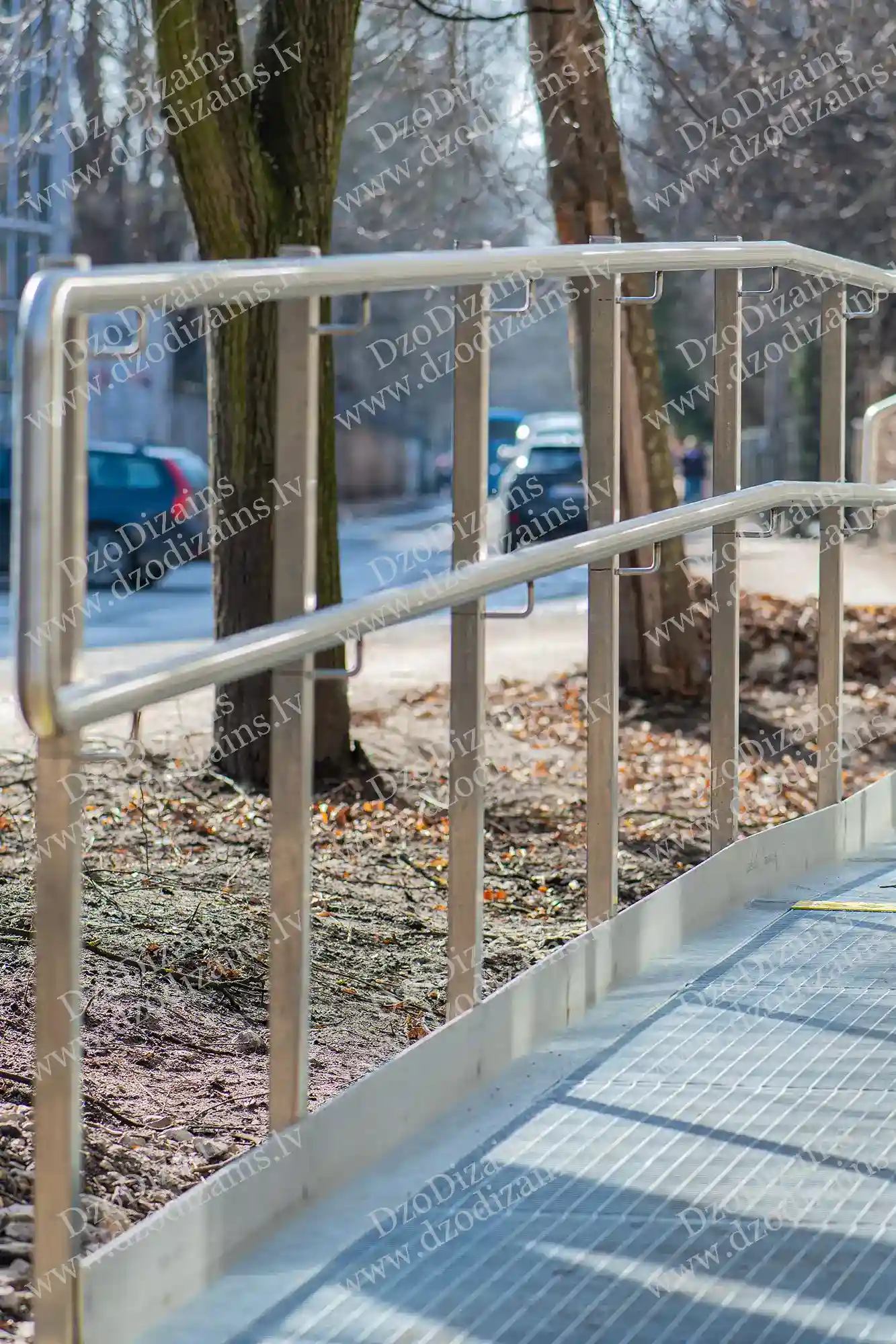 Современный металлический пандус для инвалидов с антискользящей решёткой