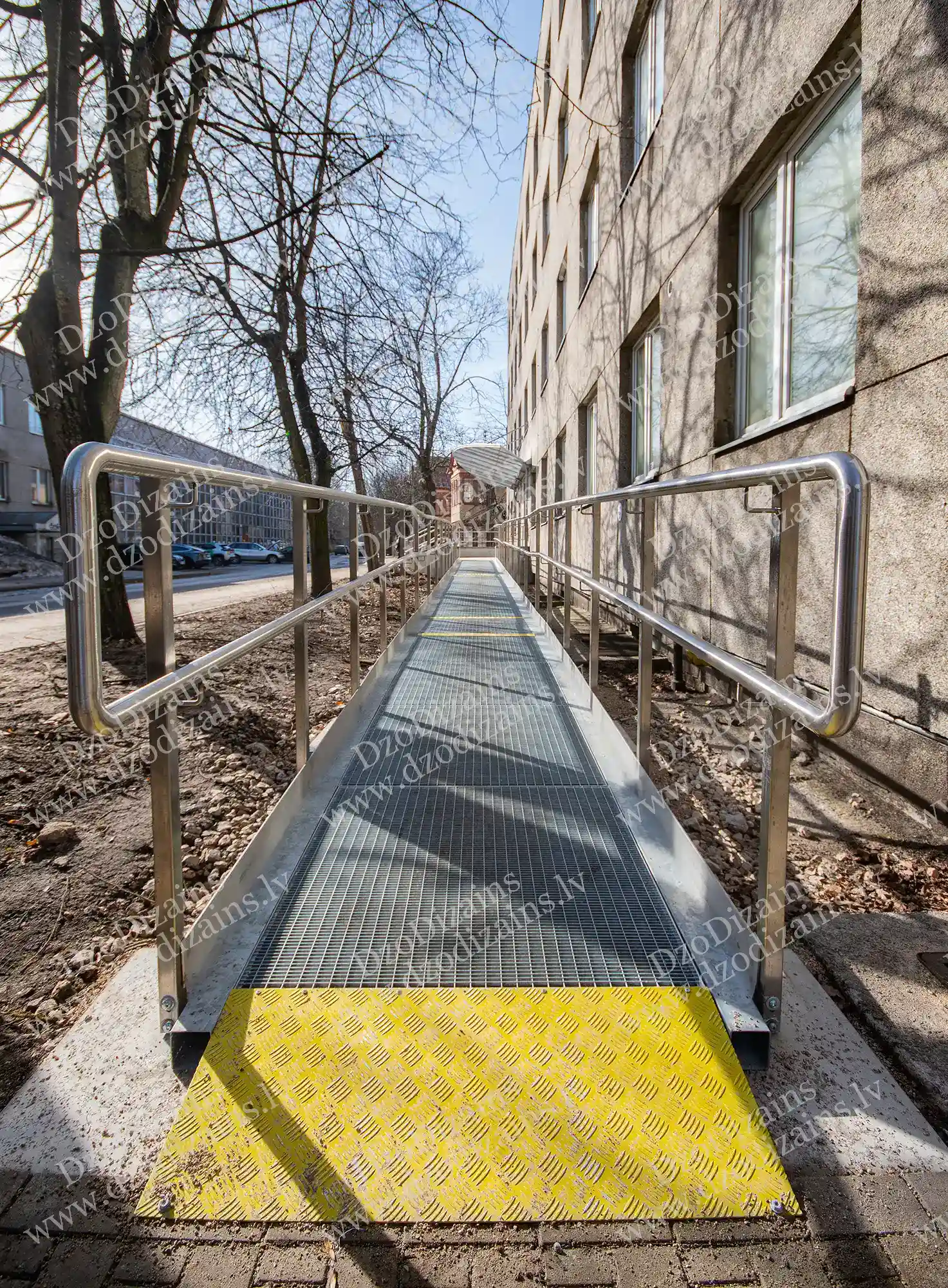 Металлический пандус для инвалидов с перилами из нержавеющей стали