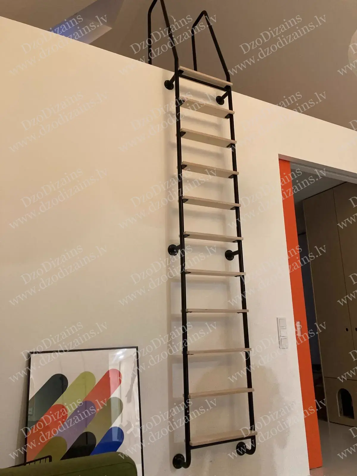 Практичная пристенная лестница с чёрными металлическими опорами