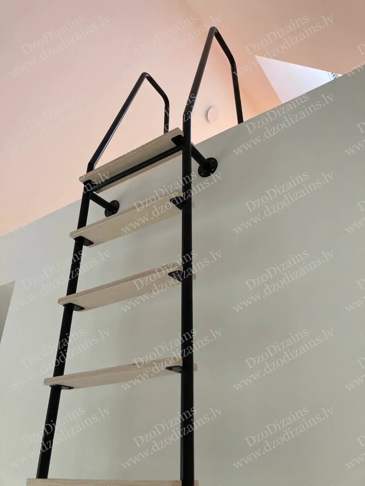 Пристенная лестница с деревянными ступенями и чёрной металлической конструкцией