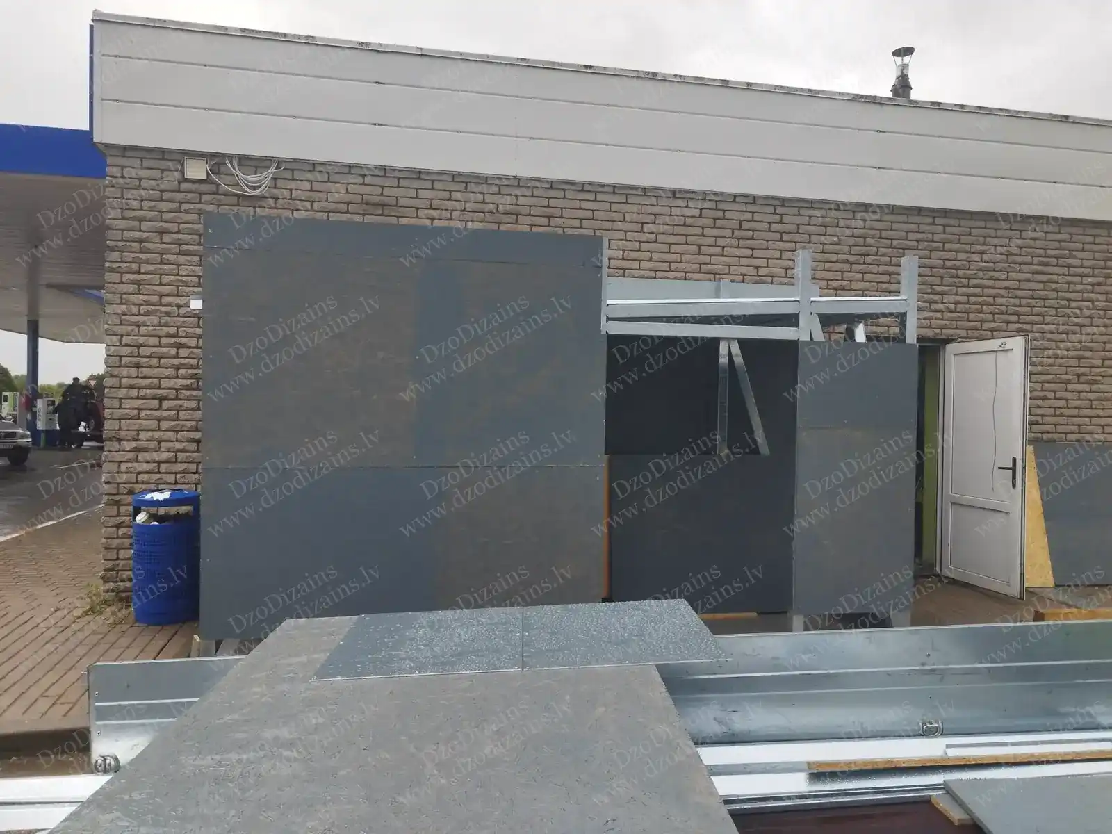 Современный пункт приёма депозитной тары с двумя дверями