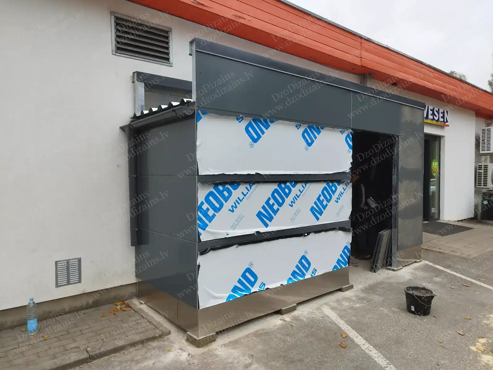 Металлический пункт приёма депозитной тары с серой отделкой