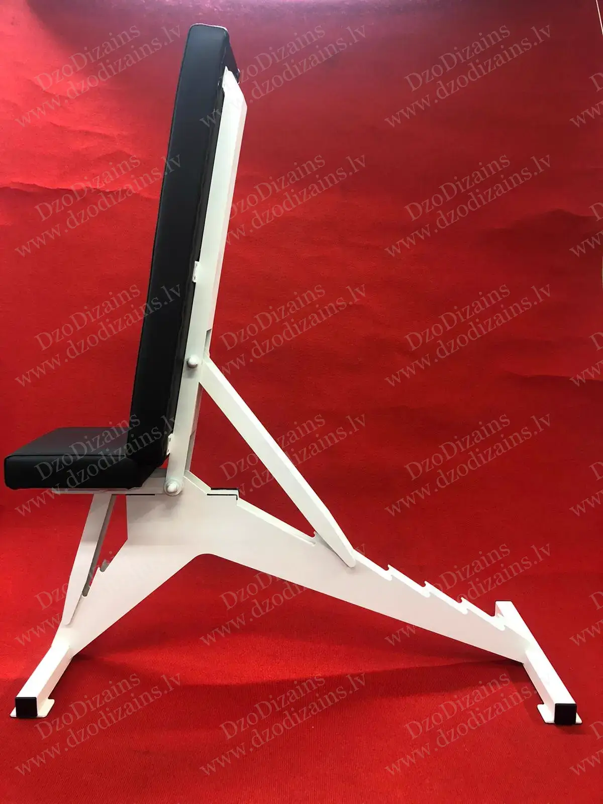 Скамья для тренировок по заказу с чёрной обивкой и прочной конструкцией