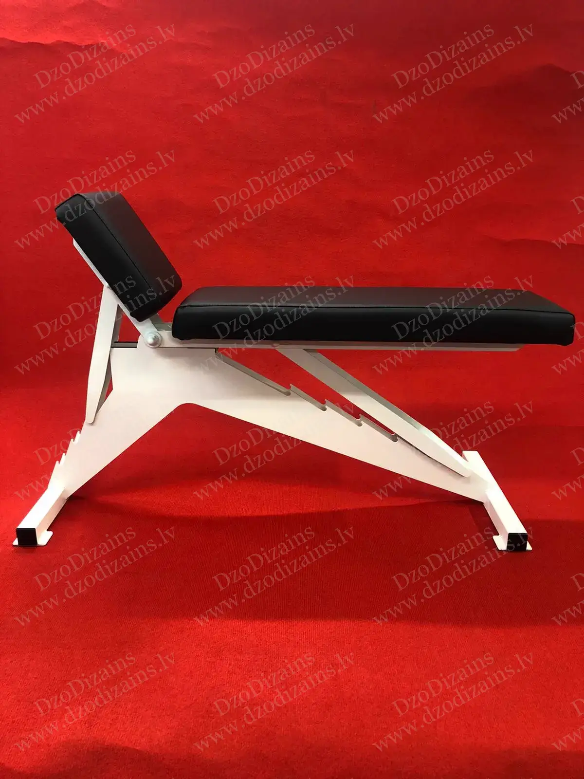 Регулируемая металлическая скамья для тренировок с чёрной обивкой