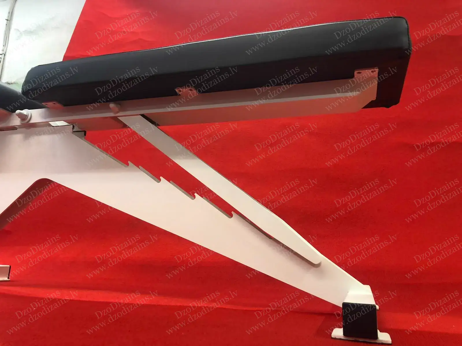 Тренировочная скамья с белым металлическим каркасом и регулируемой спинкой