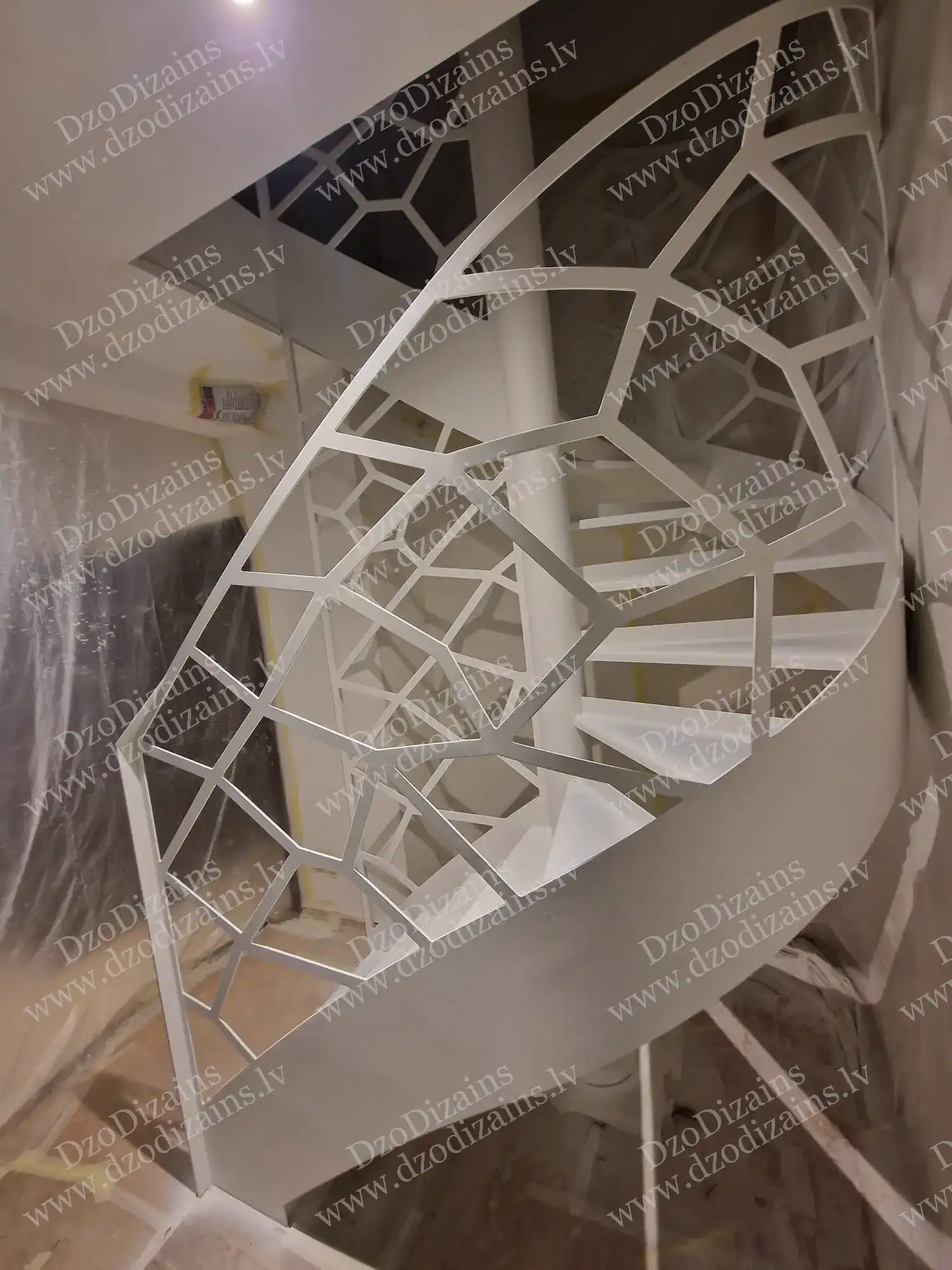 Дизайнерская винтовая лестница с белой конструкцией и геометрическими перилами