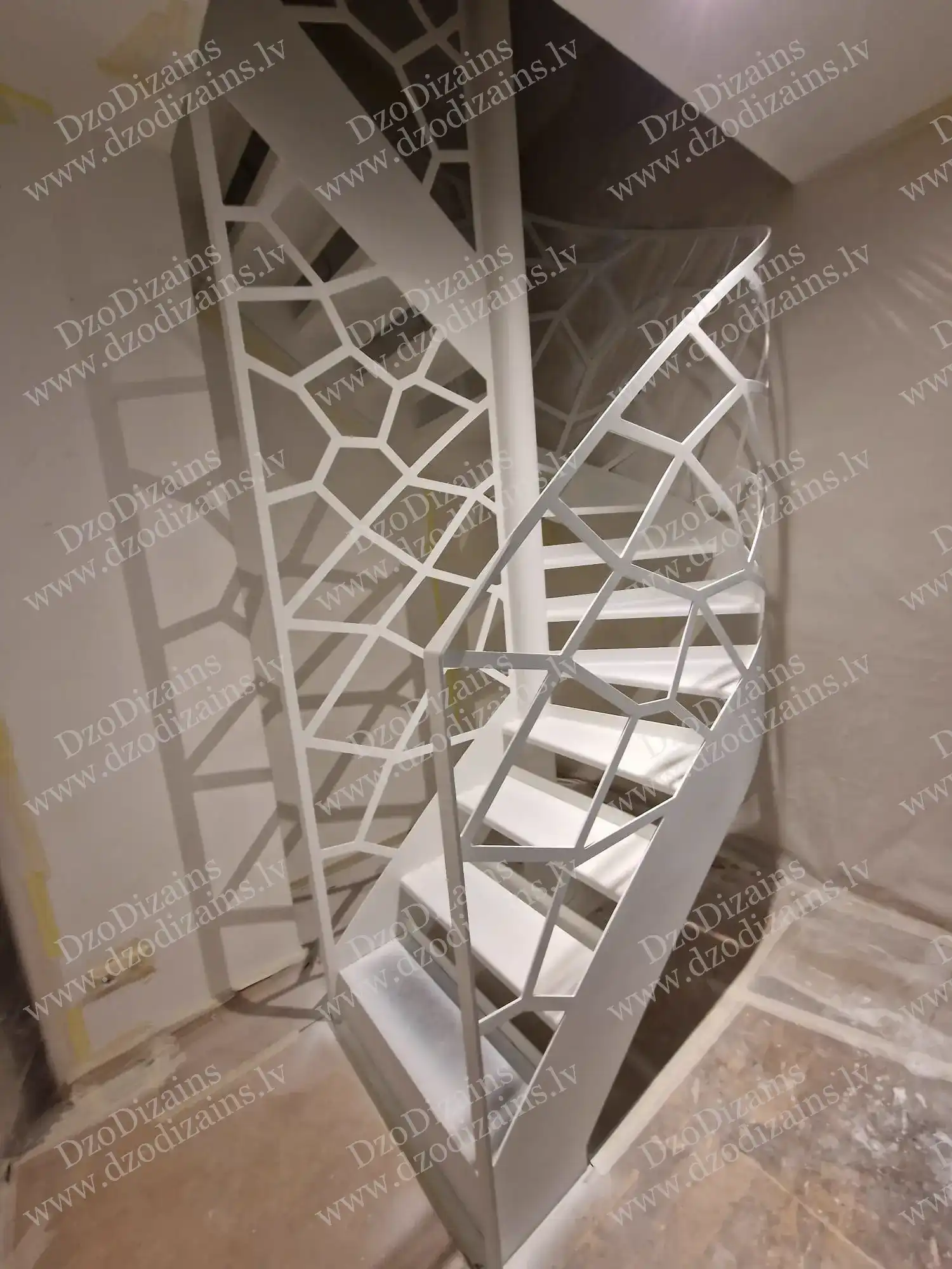 Белая винтовая лестница с современными геометрическими лазерными перилами