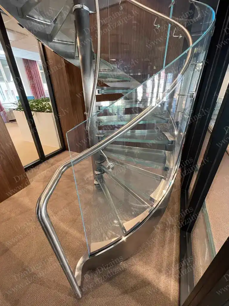 Элегантная винтовая лестница со стеклянными ступенями и перилами из нержавеющей стали
