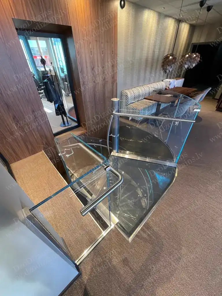 Современная стеклянная винтовая лестница с металлической конструкцией и стеклянными бортами