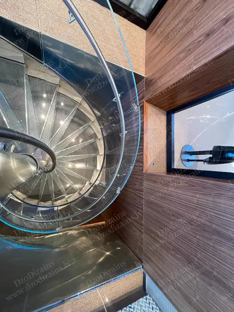 Дизайнерская винтовая лестница с прозрачными стеклянными ступенями и стальными перилами