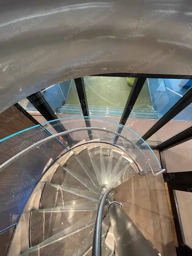 Внутренняя стеклянная и металлическая лестница с перилами из нержавеющей стали