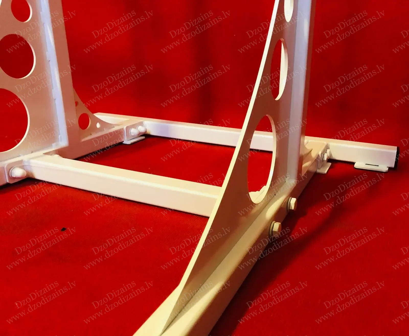 Профессиональные металлические брусья с прочной конструкцией и чёрными рукоятками