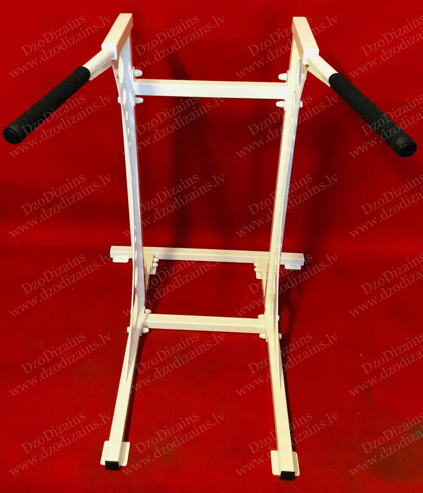 Металлические брусья с регулируемой высотой и чёрными рукоятками