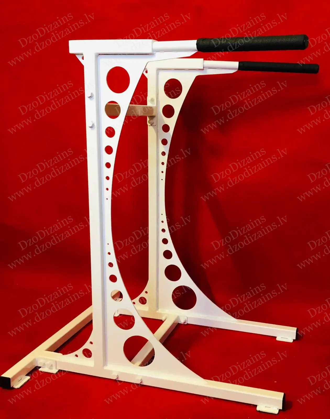 Тренировочные параллельные брусья с белым металлическим каркасом и эргономичными ручками