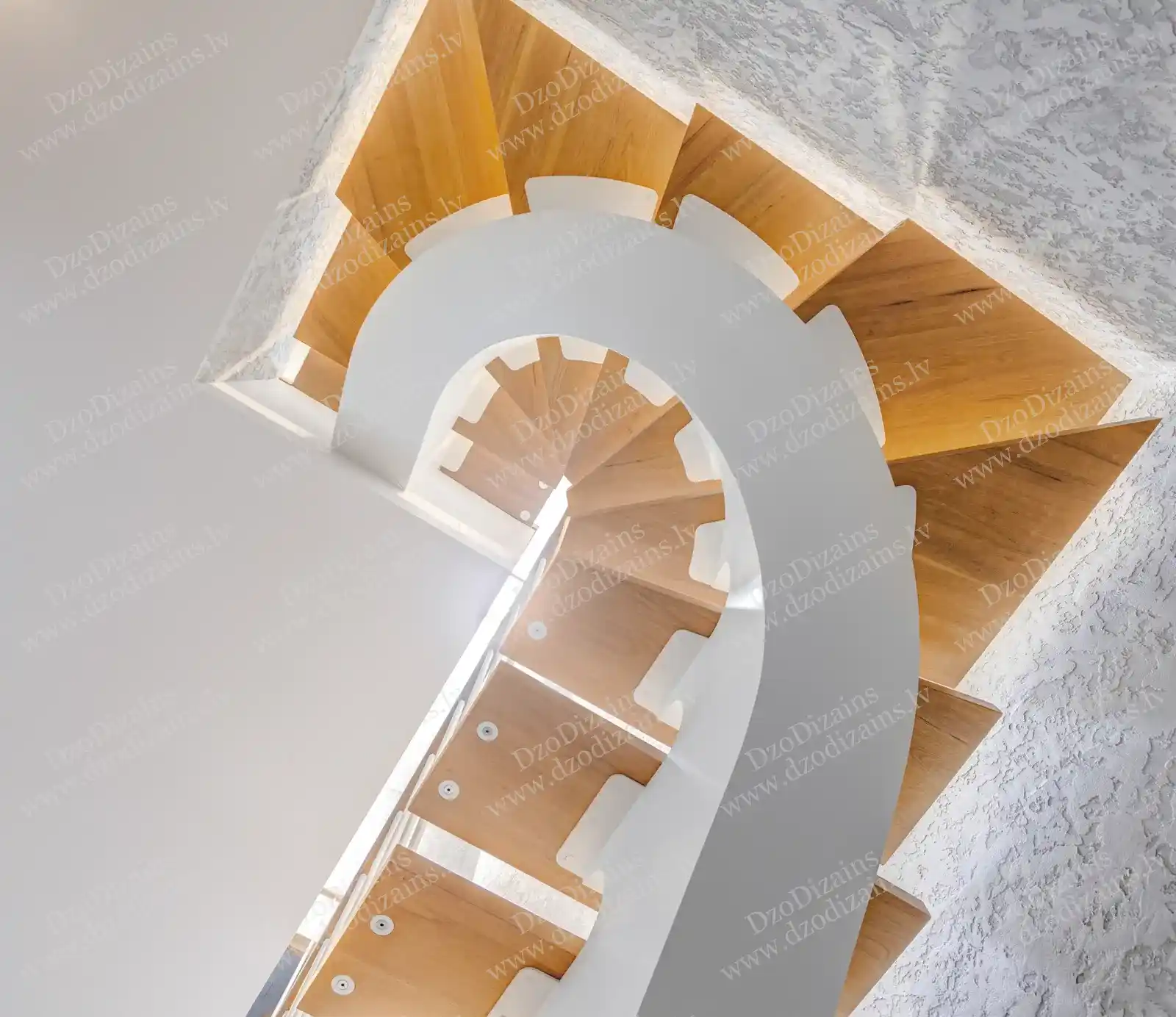 Внутренняя деревянная винтовая лестница с деревянными перилами и белым дизайном