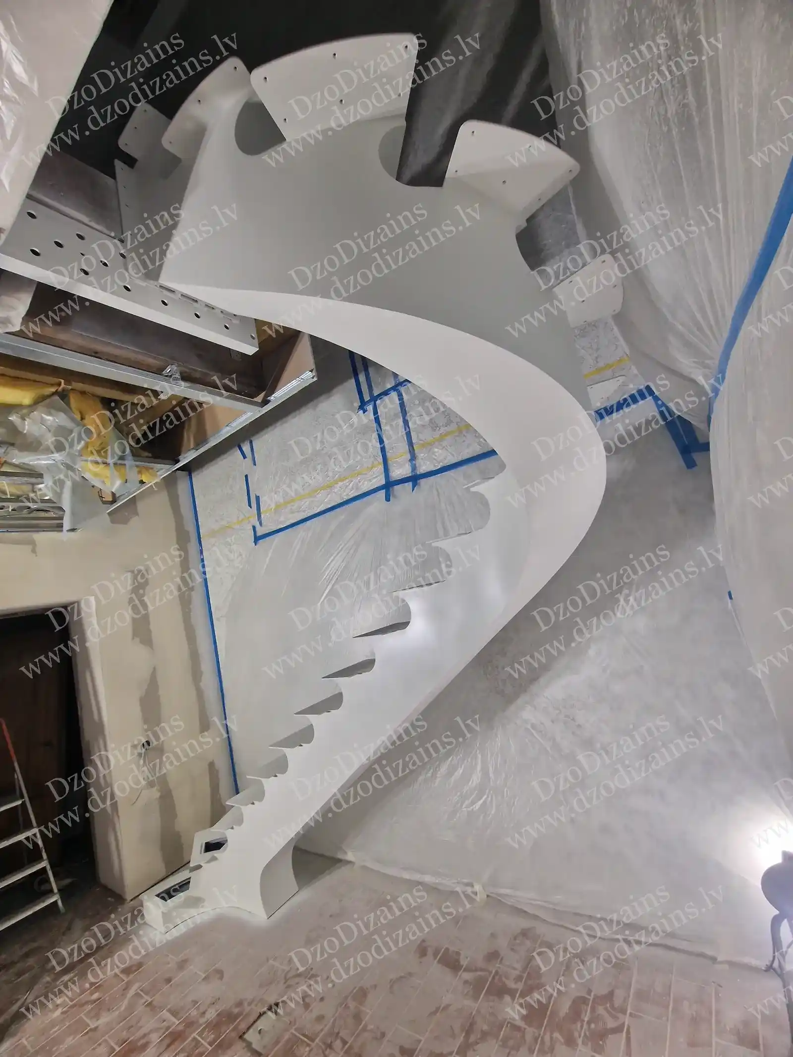 Дизайнерская винтовая лестница с плавающими деревянными ступенями и белой опорой