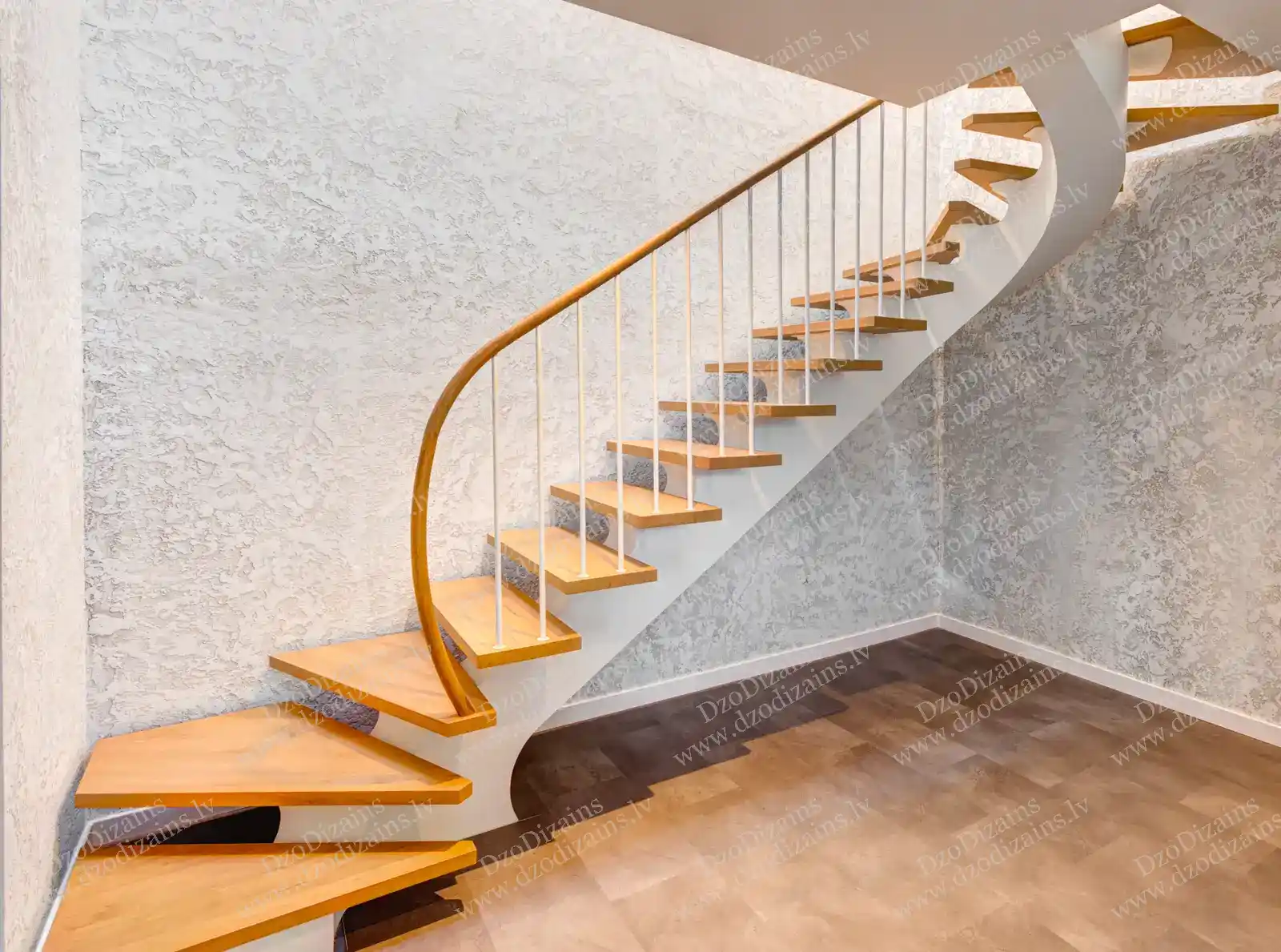 Элегантная винтовая деревянная лестница с деревянными ступенями и белой конструкцией