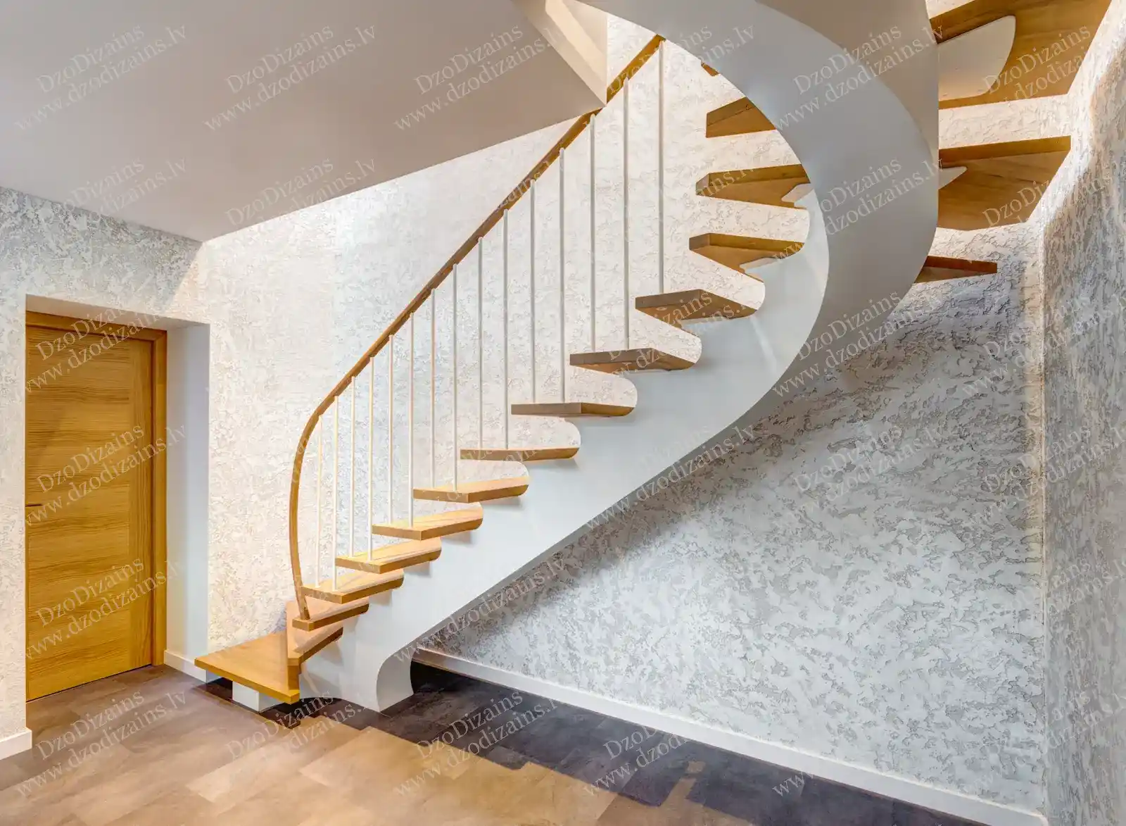 Современная белая спиральная лестница с деревянными ступенями и стеклянными перилами