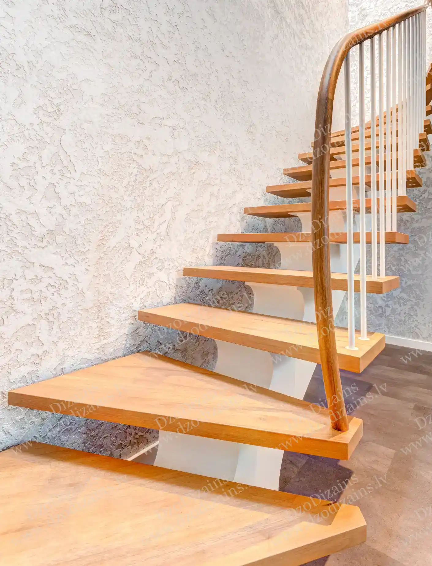 Деревянная спиральная лестница с изогнутыми перилами и белыми вертикальными балясинами