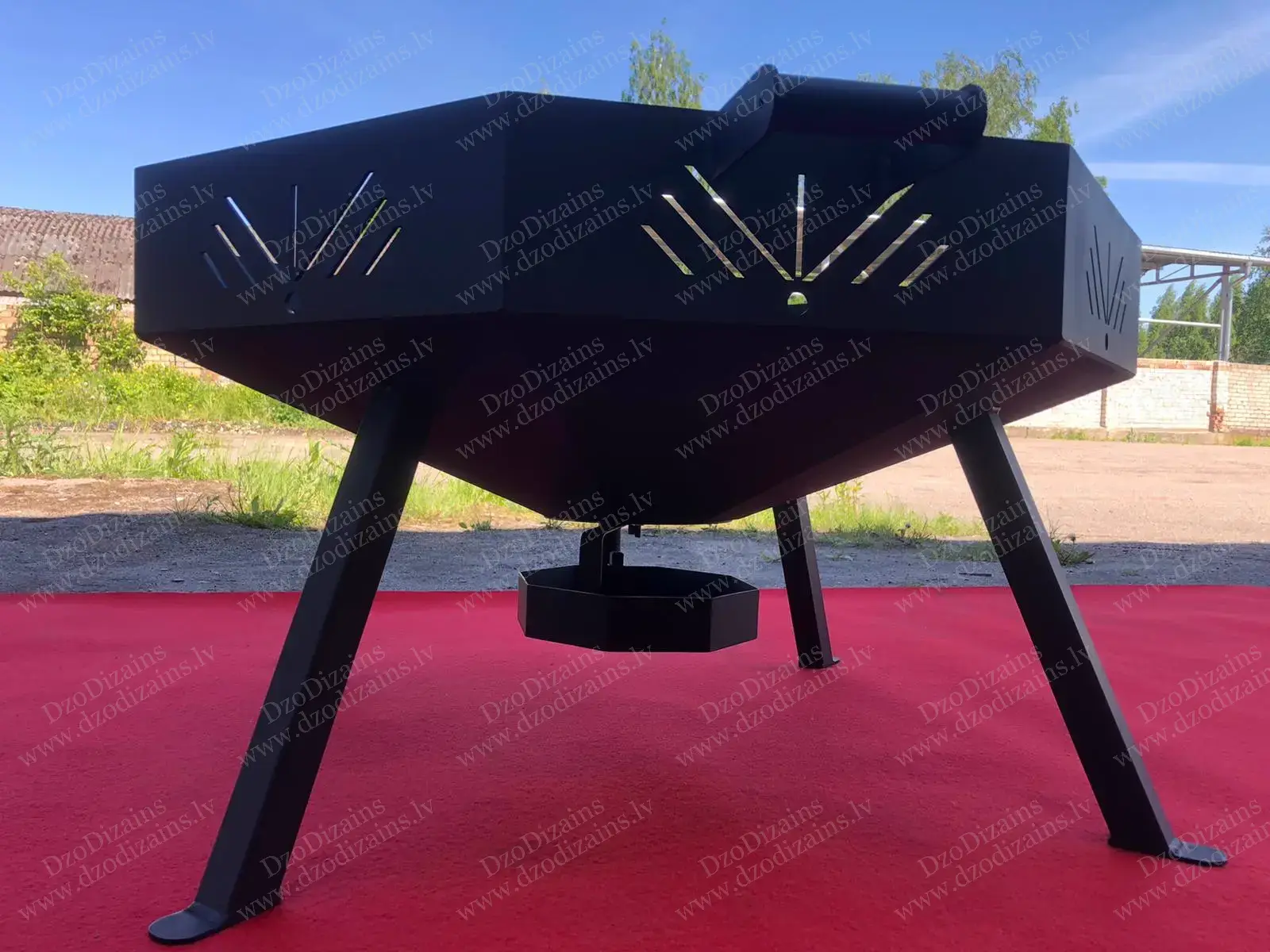 Металлическая чаша для костра с перфорацией и практичным дизайном