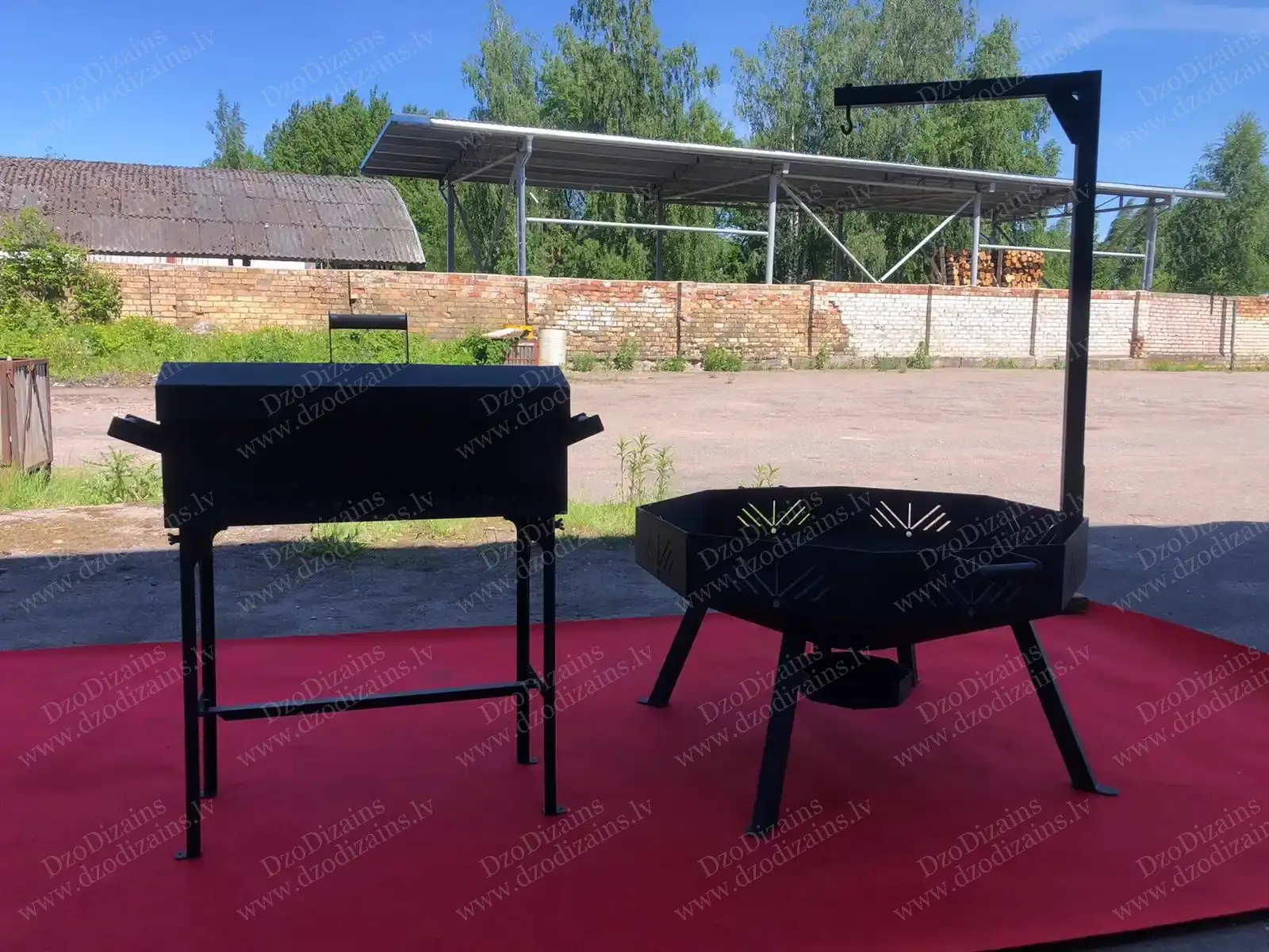 Металлическая чаша для костра с декоративными вырезами и подставкой