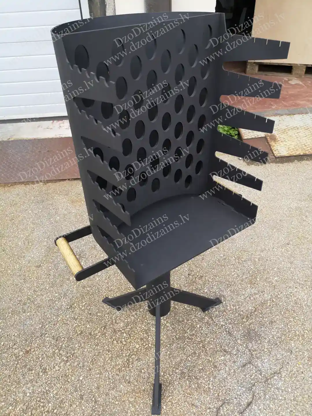 Вертикальный металлический гриль с перфорированным дизайном и деревянной ручкой