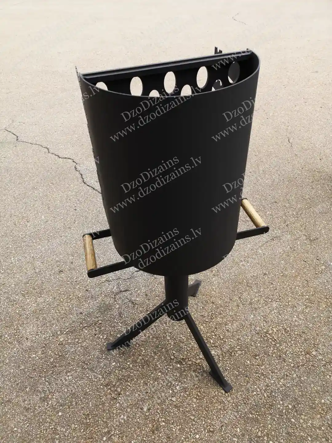 Современный вертикальный гриль с отверстиями для циркуляции воздуха и прочной основой