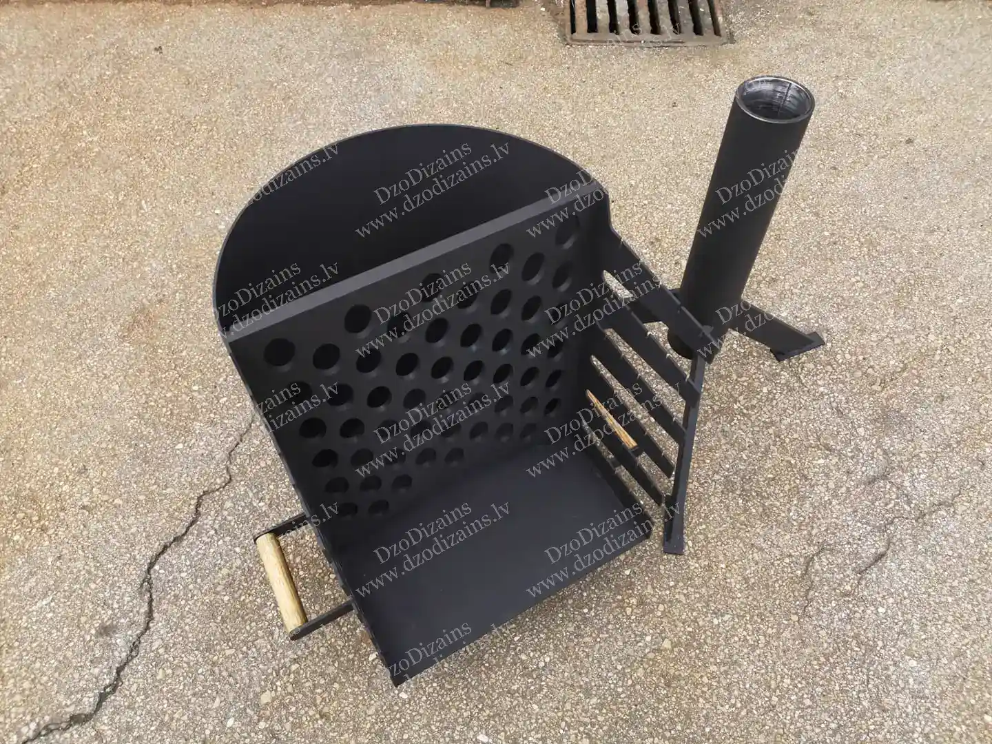 Вертикальный гриль из металла с удобной деревянной ручкой и прочной конструкцией